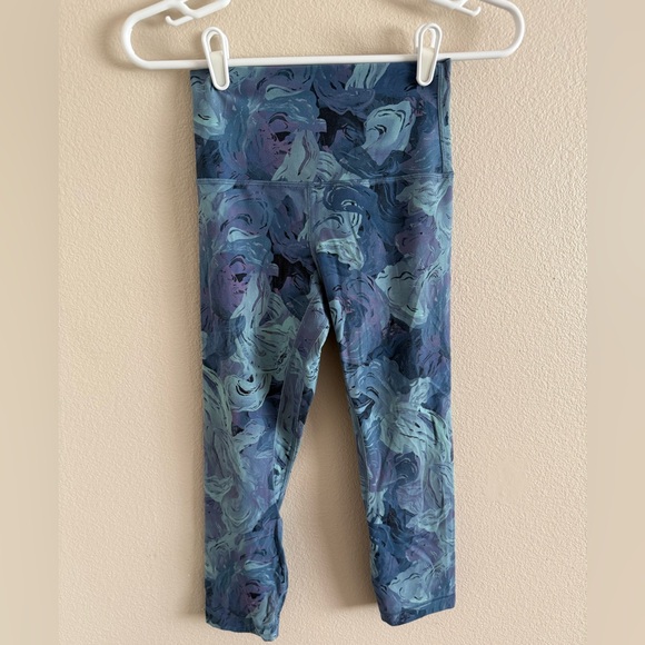 Lululemon Blue & Purple Abstract Flowers Capri Workout Pants size 4 - Picture 1 of 3